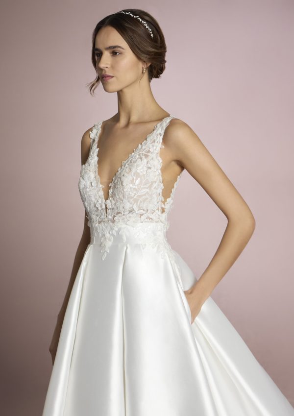 Robe de Mariée UMI White One Collection 2025| Paris